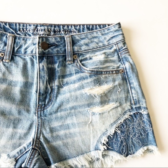 American Eagle Womens Medium Wash Embroidered Distressed Cutoffs Size 0 - Picture 2 of 11